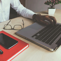 Foto: Mann arbeitet vor Laptop