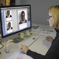 Foto: Frau erstellt Kandidatenplakat im Gestaltungsportal
