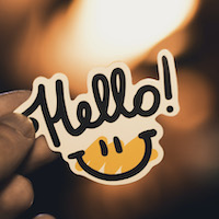 Foto: Ein Aufkleber mit "Hello"-Schrift und Smiley als Symbol für die Kontaktseite