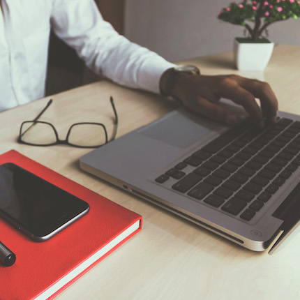 Foto: Mann arbeitet vor Laptop