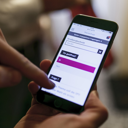 Foto: Tür-zu-Tür-App wird auf Smartphone genutzt