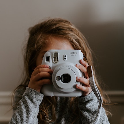 Foto: Mädchen fotografiert als Symbolbild für Bilddatenbank
