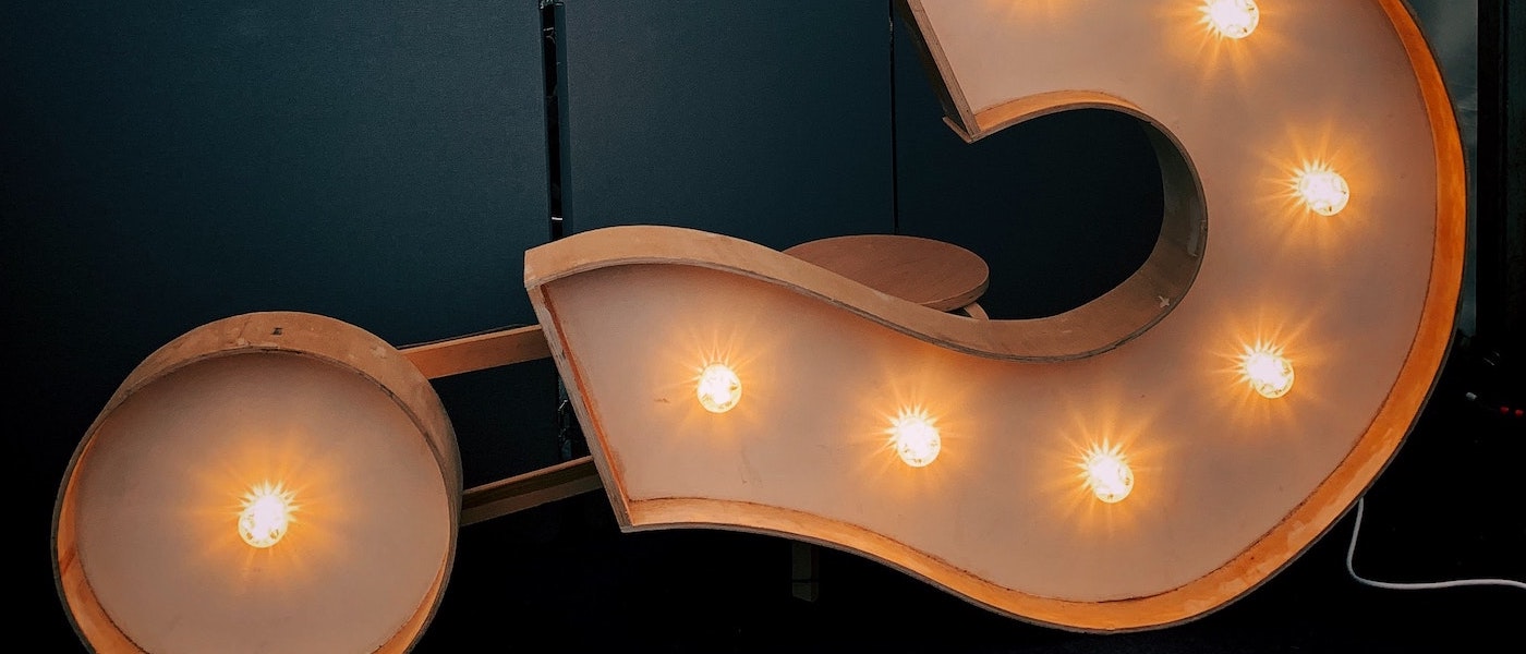 Foto: Fragezeichen-Symbol mit Beleuchtung liegt auf Boden